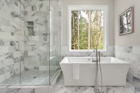 Amazing Bathroom Remodeling: 5 Factors to Choosing Between a Bathtub or Shower